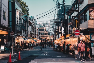 人们走在大街上
